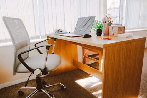 Ergonomische bureaustoel bij bureau